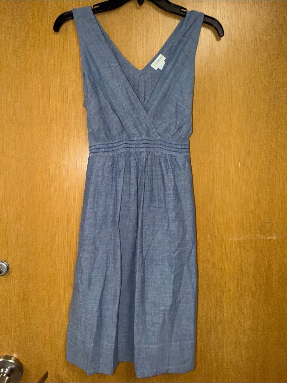 Motherhood Maternity M sleeveless chambray cotton surplice Vneck tie back waist